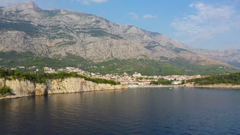 Asombrosa-Ciudad-De-Makarska-En-La-Costa-Del-Mar-Adriático-De-Croacia,-Revelación-De-Retroceso-Aéreo