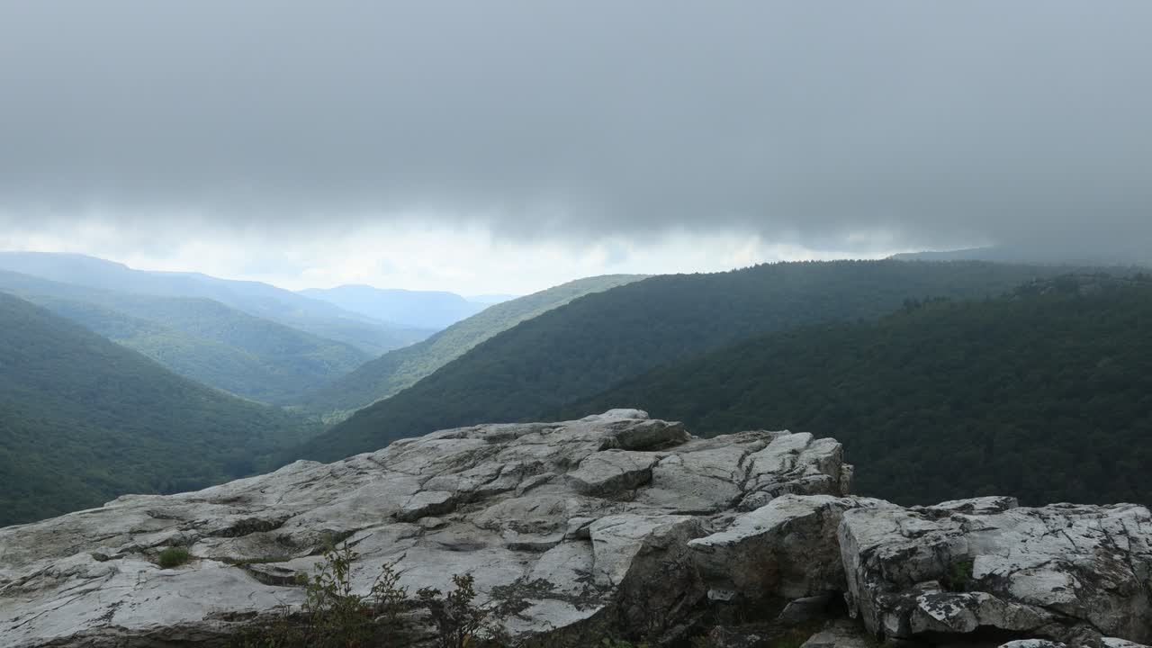 las nubes bajas pasan sobre el valle del arroyo rojo, como se ve desde los acantilados de rohrbaugh en el desierto de dolly sods, parte del bosque nacional de monongahela en virginia occidental