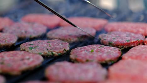 las albóndigas cocidas se están girando con pinzas de cerca en cámara lenta