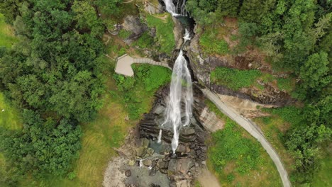 steinsdalsfossen es una cascada en el pueblo de steine en el municipio de kvam en el condado de hordaland, noruega. la cascada es uno de los sitios turísticos más visitados de noruega.