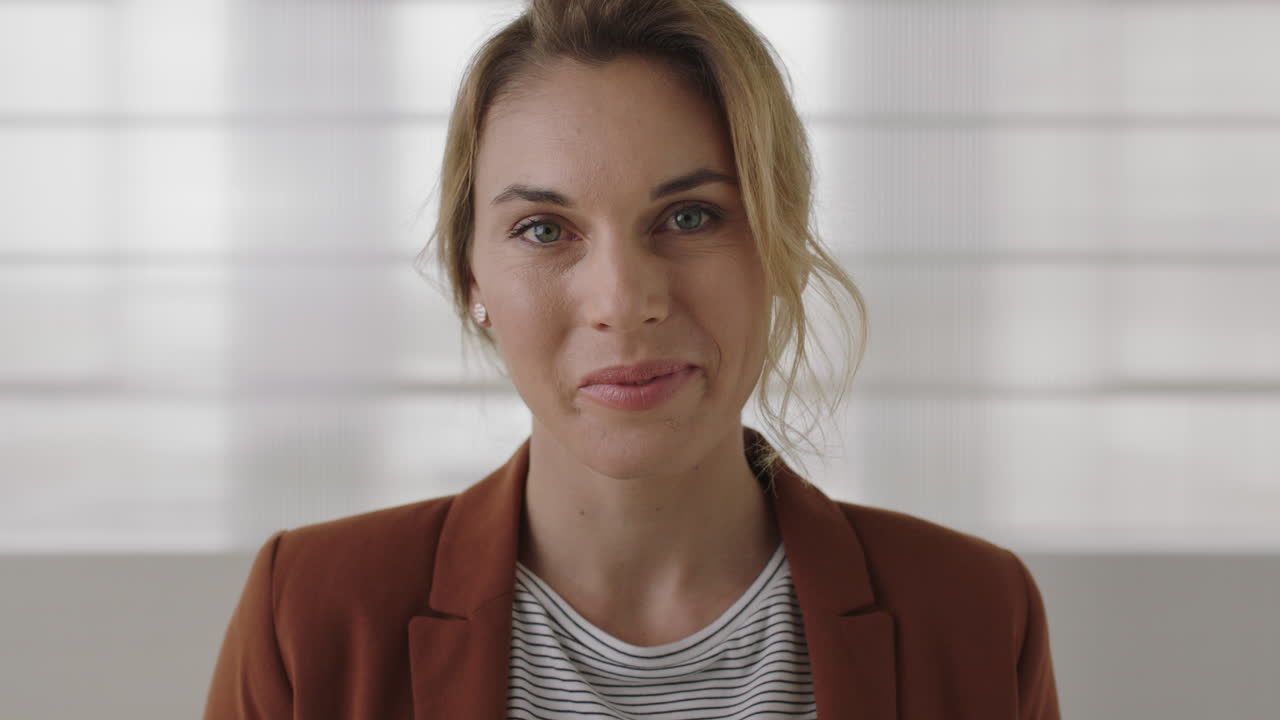 retrato en cámara lenta de una mujer de negocios pensativa de un atractivo ejecutivo rubio gira la cabeza mirando a la cámara sonriendo con confianza