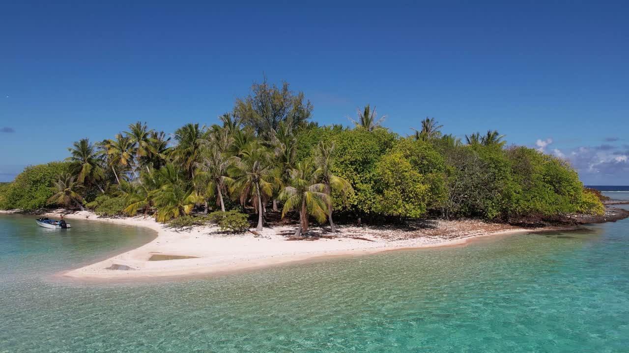 파카라바의 열대 석호에 있는 아름다운 작은 섬의 공중 드론 샷