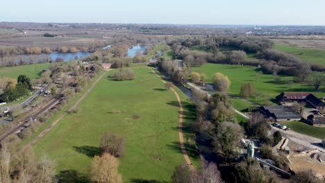 Vista-Aérea-De-Canterbury-Inglaterra-Pintoresca-Campiña-Verde-Por-Encima-De-Chartham-Kent-Hacia-El-Río-Stour