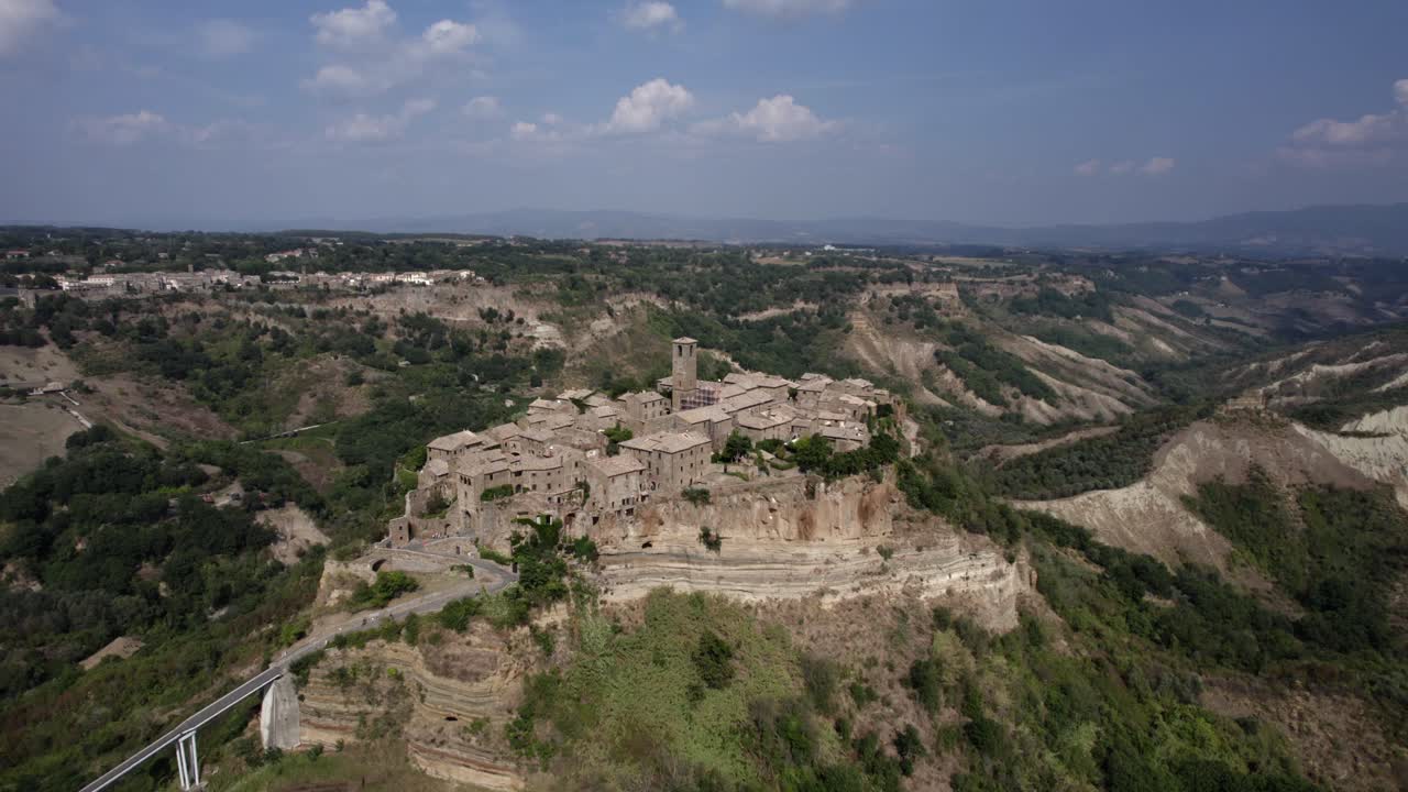 -toma: vista aérea de 180º -descripción: vídeo con dron sobre la civita di bagnoregio, en la toscana italiana