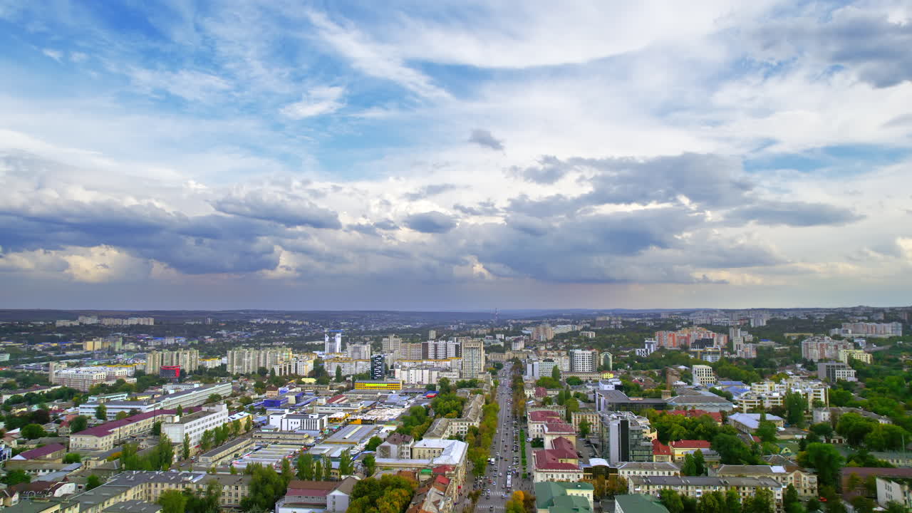 Luftfoto af Chisinau centrum, Moldova. Udsigt over flere bolig- og kontorbygninger, masser af grønne områder, biler i bevægelse, bybillede