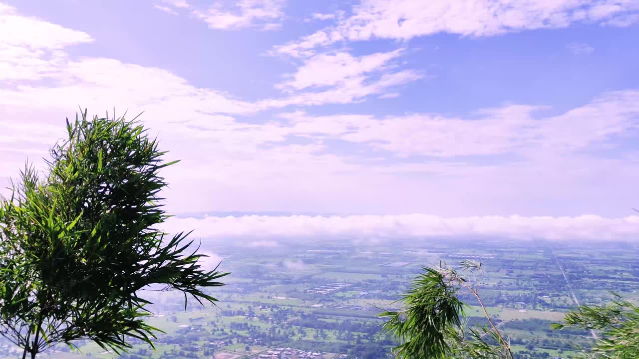 밝은 푸른 하늘에서 가운 하 구름이 날아 갔다. 태양의 뜨거운 여름 주, 4k 비디오