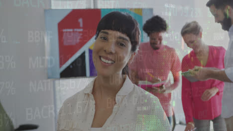 animación de datos financieros y gráficos sobre feliz mujer biracial sonriendo a la cámara en la oficina