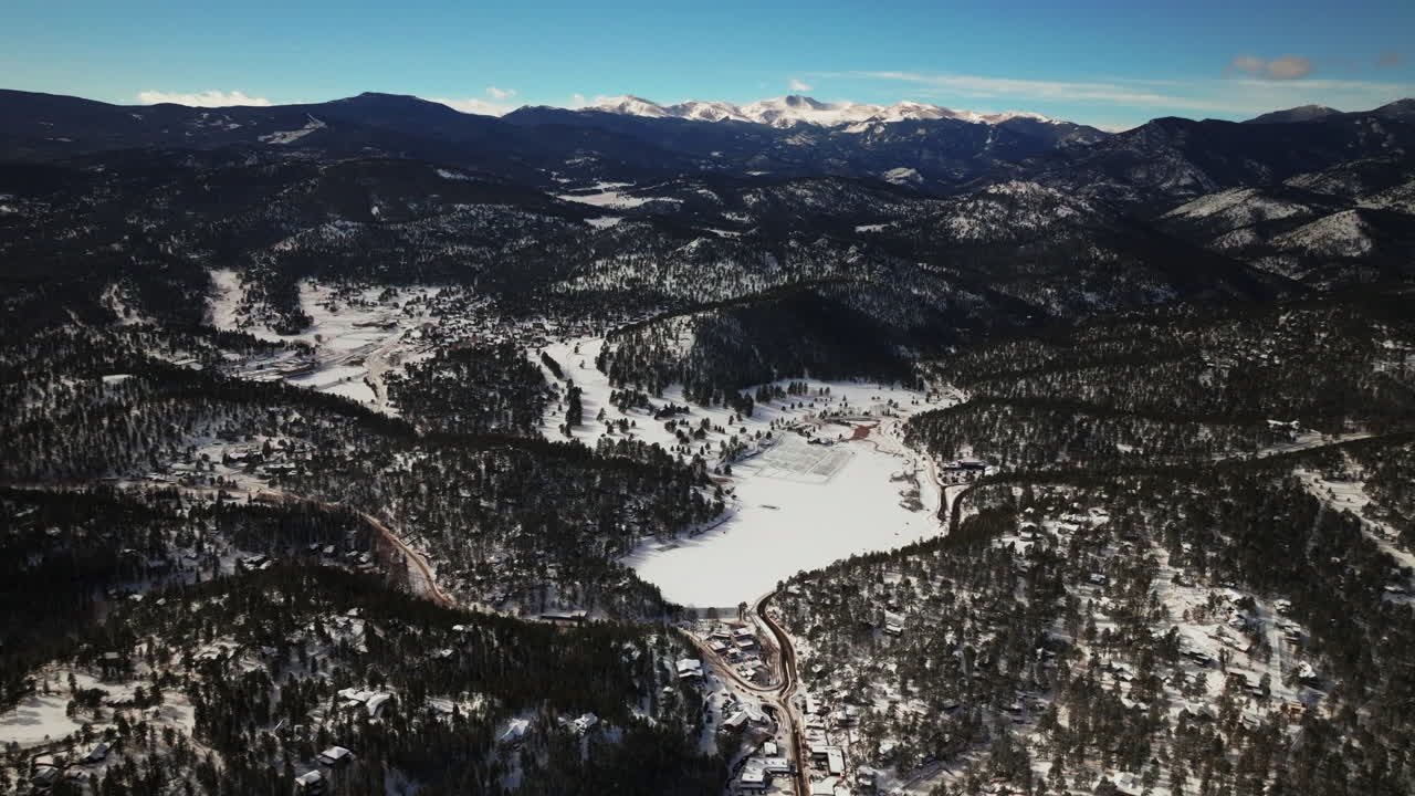 única alta altitud increíble vista panorámica de siempre verde colorado drone aéreo monte evans bluesky tres hermanas casa del lago campo de golf escuela secundaria invierno mañana soleada denver espacio abierto hacia adelante lento