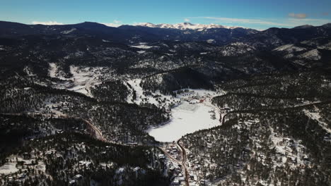 Única-Gran-Altitud-Increíble-Vista-Panorámica-Del-árbol-De-Hoja-Perenne-Colorado-Antena-Drone-Monte-Evans-Cielo-Azul-Tres-Hermanas-Casa-Del-Lago-Campo-De-Golf-Escuela-Secundaria-Invierno-Mañana-Soleada-Denver-Espacio-Abierto-Adelante-Lento