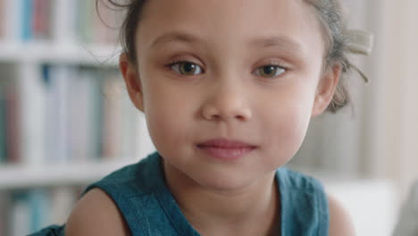 Retrato-De-Una-Niña-Feliz-Sonriendo-Con-Curiosidad-Natural-De-La-Infancia,-Mirando-A-Un-Niño-Alegre-Con-Expresión-Inocente-Y-Juguetona,-Imágenes-De-4k