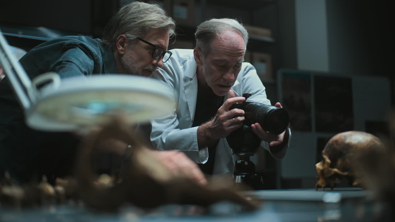 고고학적 유물을 문서화하는 연구자