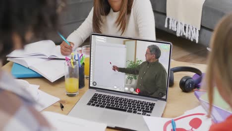 Composición-De-Estudiantes-Diversos-En-El-Aprendizaje-En-Línea-Con-Laptops-Con-Un-Maestro-Birracial