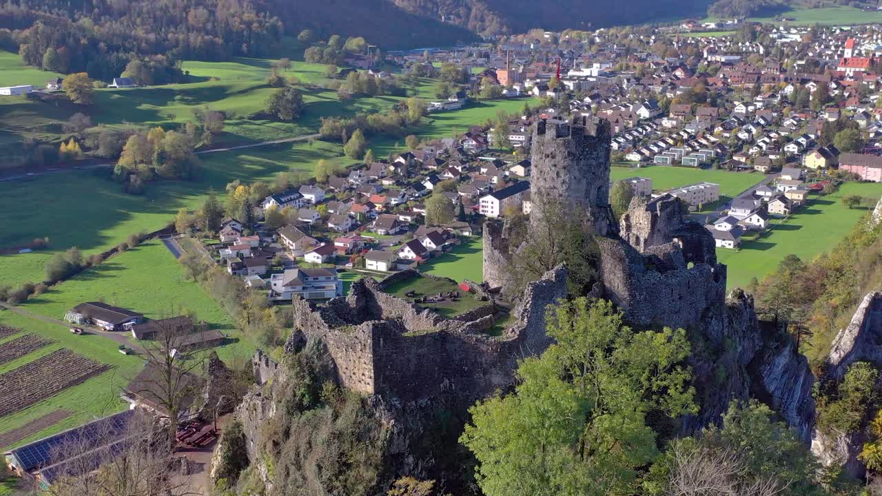 ruina del castillo neu-falkenstein cerca de balsthal suiza vista aérea