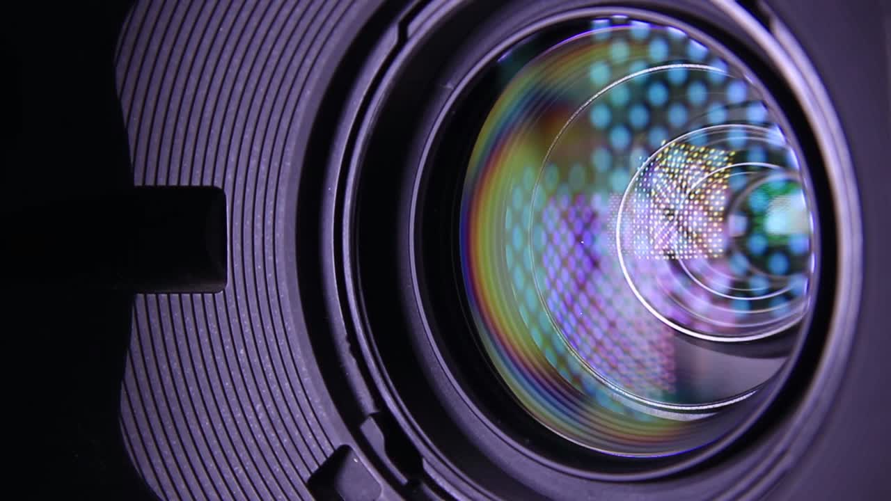 отражение источника света на объективе видеокамеры