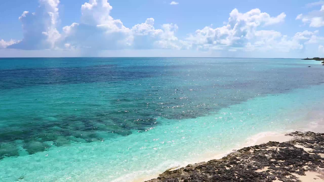 バハマのエクスマの海と岩の海岸の静的ショット