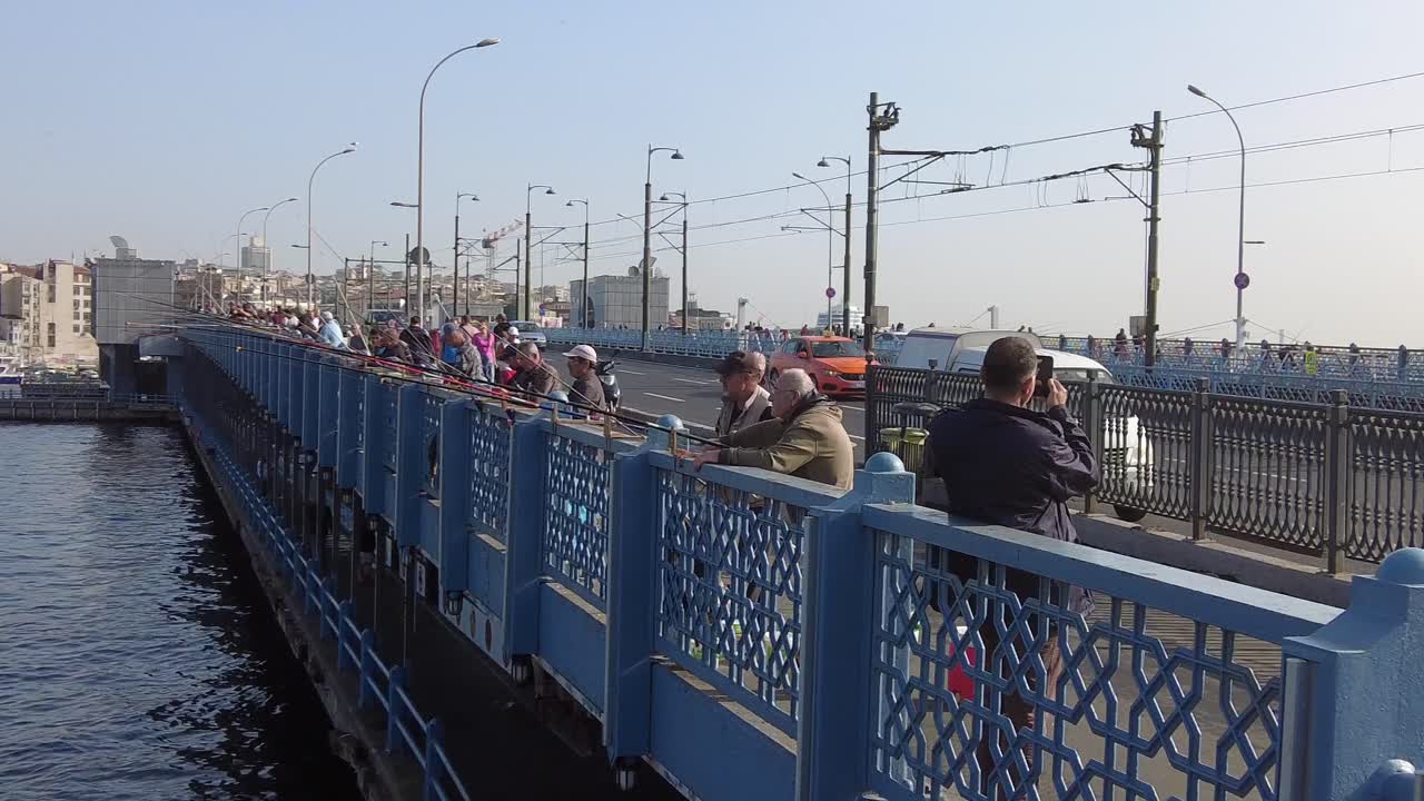 이스탄불의 갈라타 다리에서 시를 하는 사람들