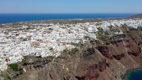 fliegen über oia auf der griechischen insel santorin mit einer drohne