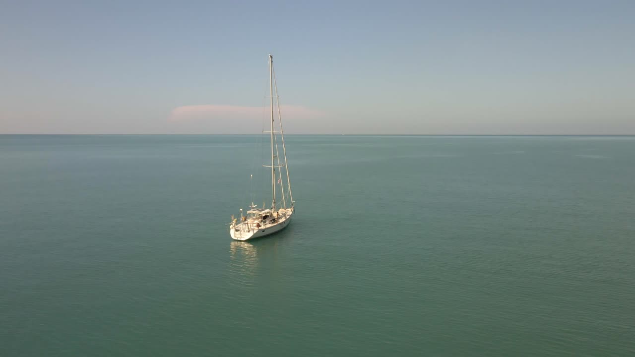 vista aérea de la órbita del océano de yates de vela con islas y océano turquesa