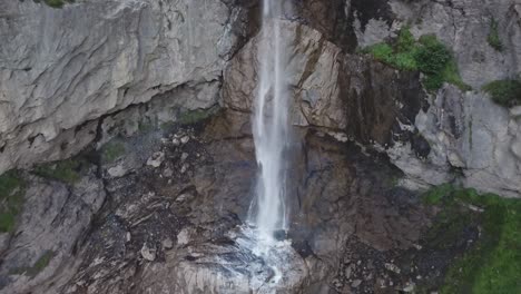 Subir-Tiro-De-Cascada-Almenbachfall-Berner-Oberland-Suiza-Vuelo-De-Drones