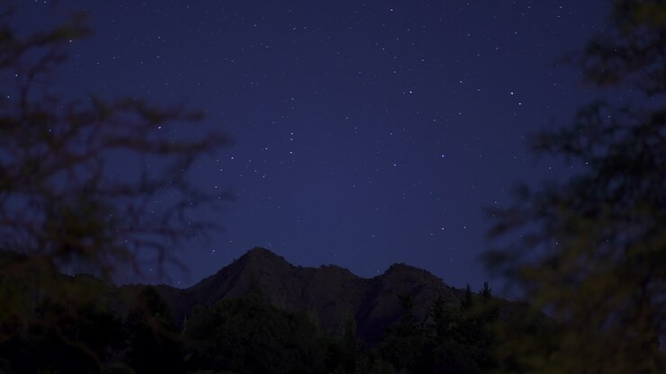 Timelapse notturno cattura la bellezza del movimento terrestre a Cafayate, Salta, Argentina