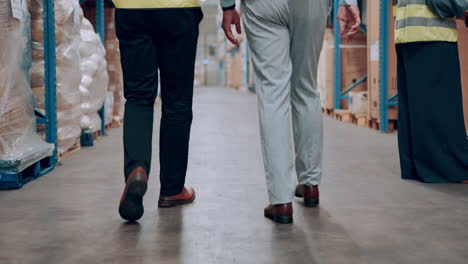 trabajadores del almacén inspeccionando el inventario