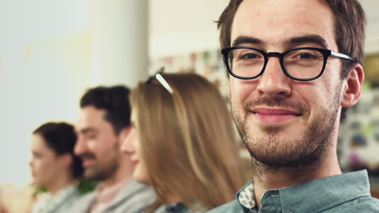 retrato de un hombre de negocios de cerca cara sonriente