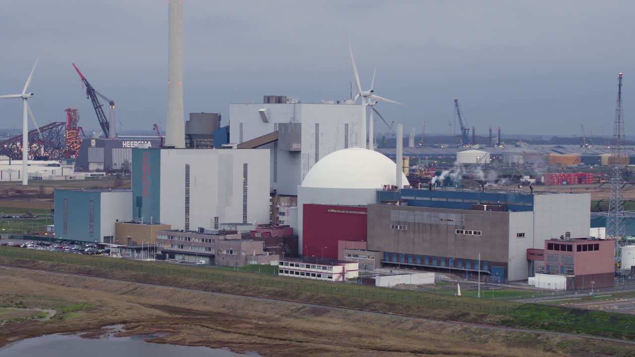 원자력 발전소와 풍력 터빈