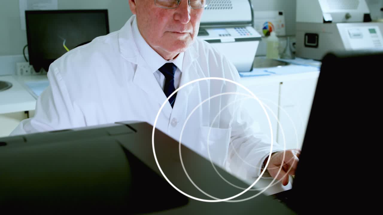 animación de círculos que giran sobre un científico masculino usando una computadora