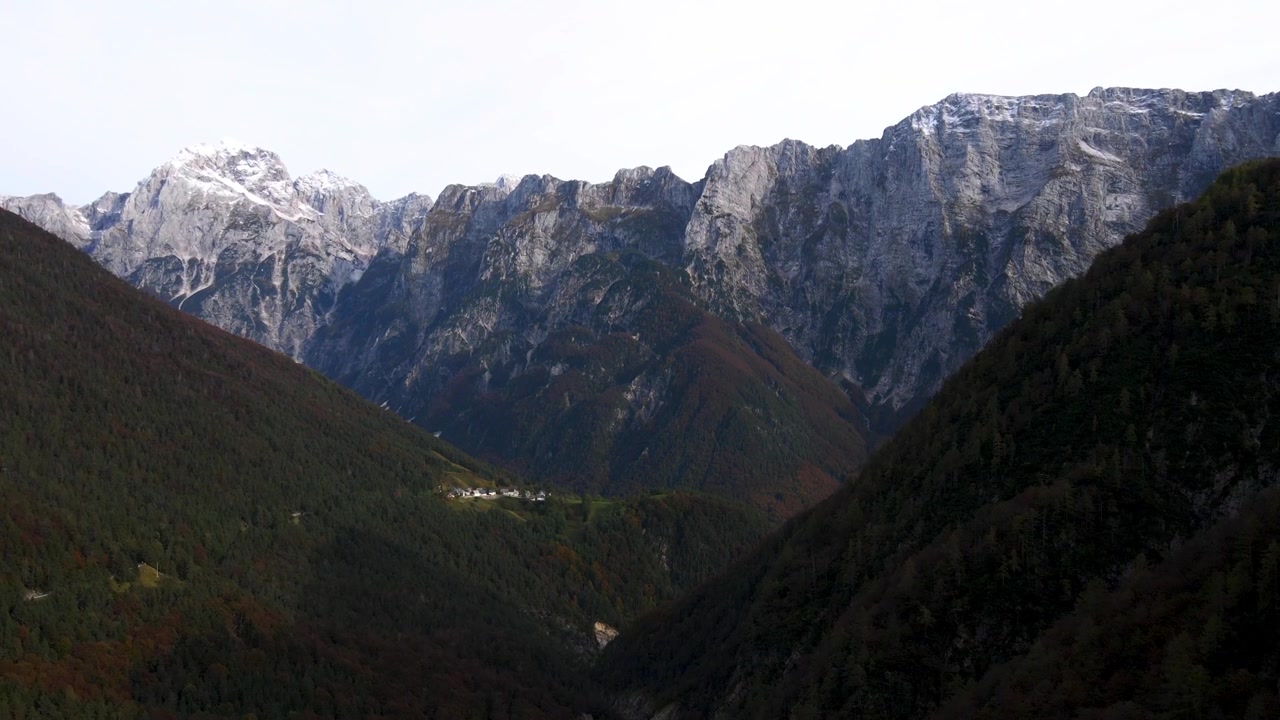 Pemandangan Udara Menanjak Menuju Puncak Terjal di Atas Strmec dan Predil Pass, Slovenia