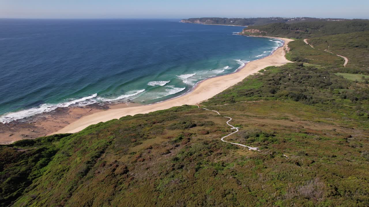 la playa de glenrock con el paisaje marino turquesa en nueva gales del sur, australia - toma de avión no tripulado