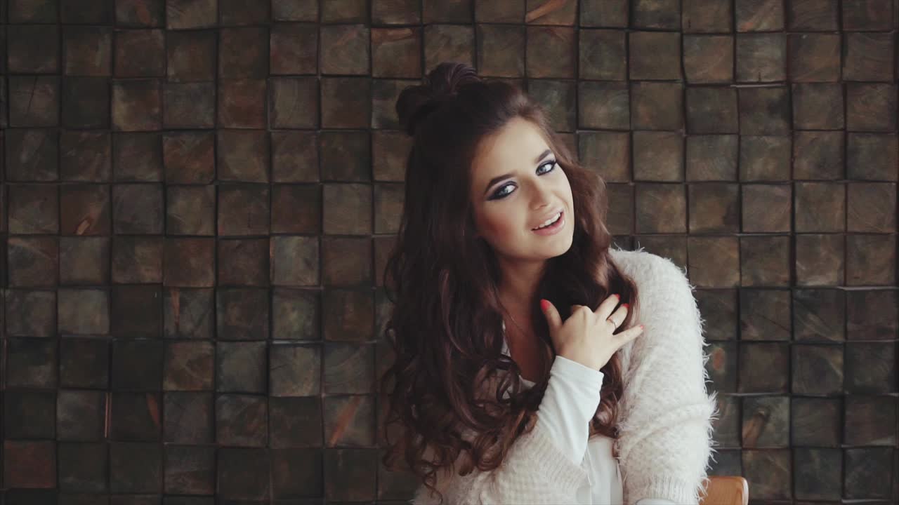 una mujer hermosa con un peinado elegante.