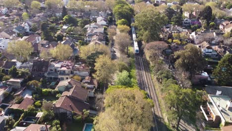 Tren-Saliendo-De-La-Ciudad-Barrio-Residencial-Vicente-Lopez,-Buenos-Aires