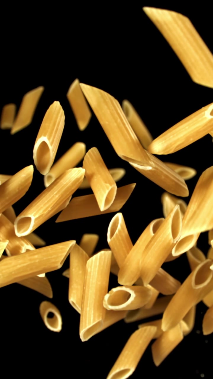 Movimento rallentato di penne che cadono e risalgono su sfondo nero