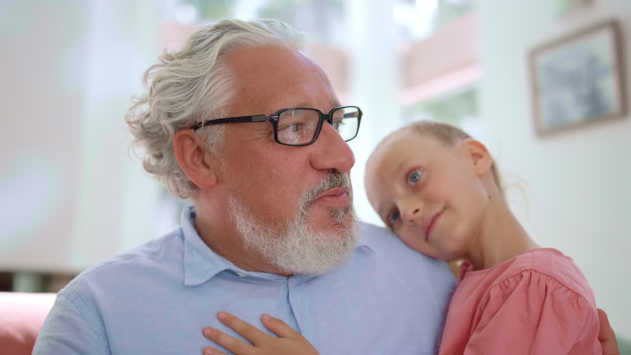 손녀를 위해 요정  ⁇ 리를 말하는 할아버지. 손으로 몸짓을 하는 노인