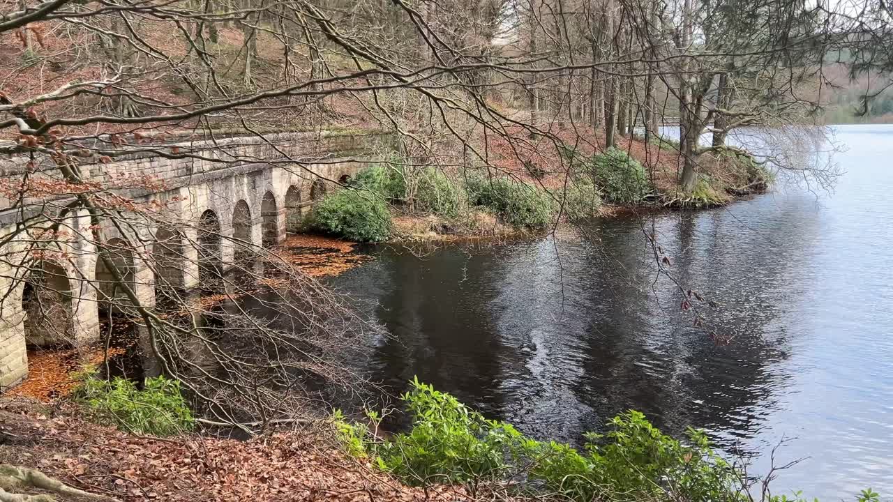 pequeño puente victoriano de piedra que atraviesa un arroyo de campo