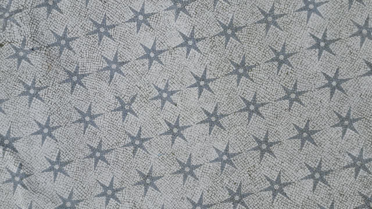 위에서 가까이서 본 고대 모자이크 바닥은 시대를 초월한 아름다움, 복잡한 디자인 및 전문적인 장인 정신의 걸작을 보여줍니다.