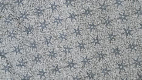 el antiguo piso de mosaico visto desde arriba y de cerca revela una obra maestra de belleza atemporal, diseño intrincado y artesanía experta