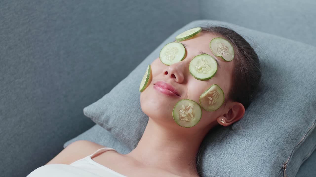 mujer relajándose con máscara facial de pepino