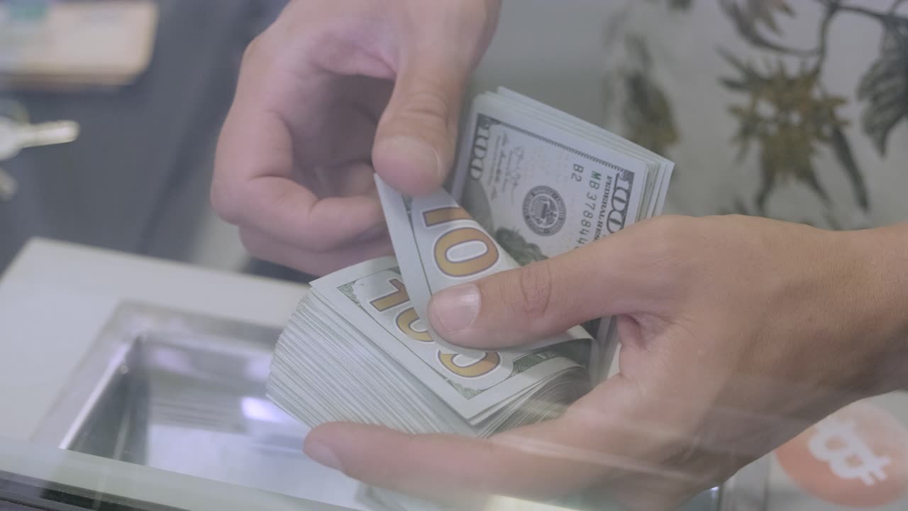 las manos cuentan el número de billetes de dólar. la caja del banco 100 dólares