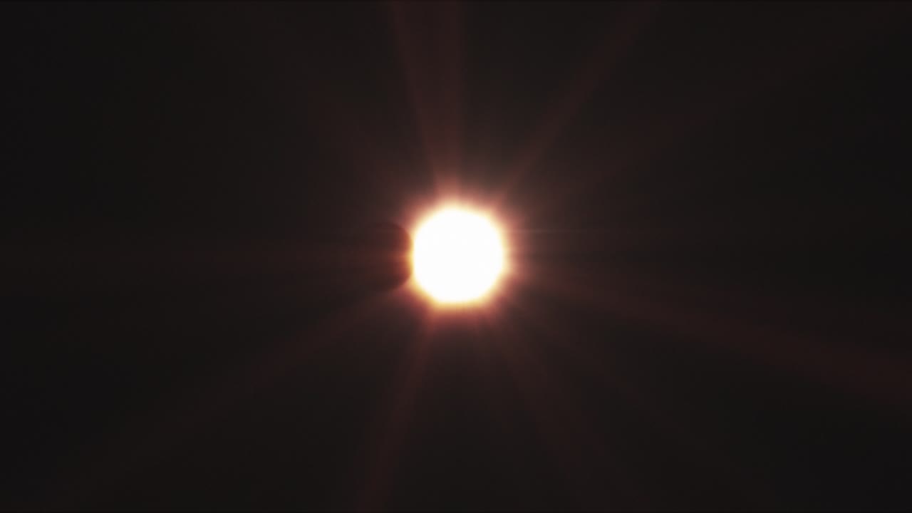 la luna cubriendo el sol durante el eclipse solar total, vista desde la tierra