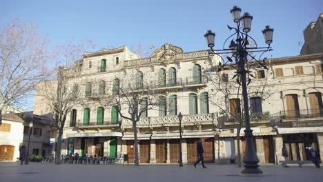 plaza de la ciudad española con cafetería y edificios