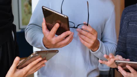 Führungskräfte-Nutzen-Ein-Digitales-Tablet-Im-Büro-4k