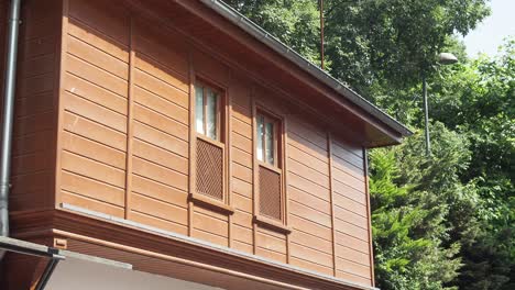 exterior de un edificio tradicional de madera