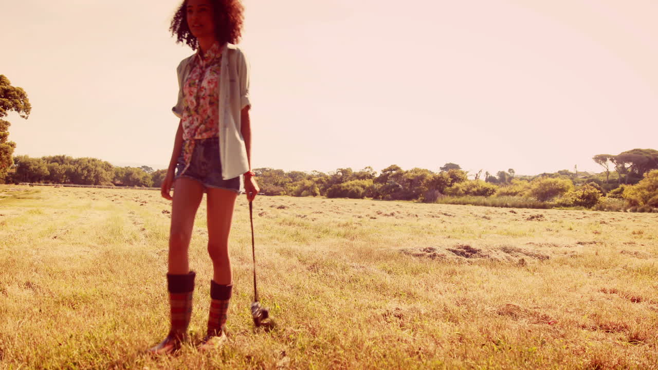 고품질의 4k 형식으로 여성이 레트로 카메라를 들고 고 있습니다.