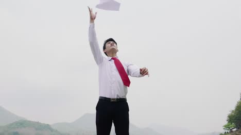 hombre de negocios celebrando el éxito al aire libre