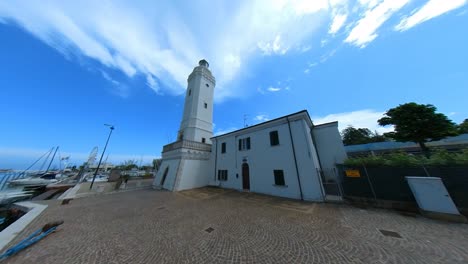 El-Faro-Blanco-En-El-Canal-Del-Puerto-En-Rimini,-Italia.