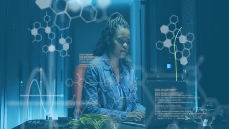 animación de procesamiento de datos sobre una trabajadora de la sala de servidores afroamericana que utiliza una computadora portátil