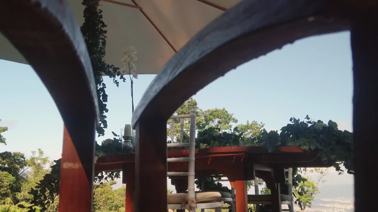 아름다운 화창한 날의 외부 결혼식 제단