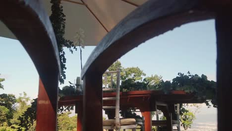 un altar de bodas exterior en un hermoso día soleado