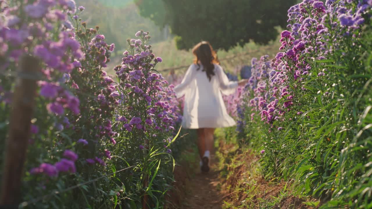 mujer tailandesa feliz divirtiéndose en un campo de flores